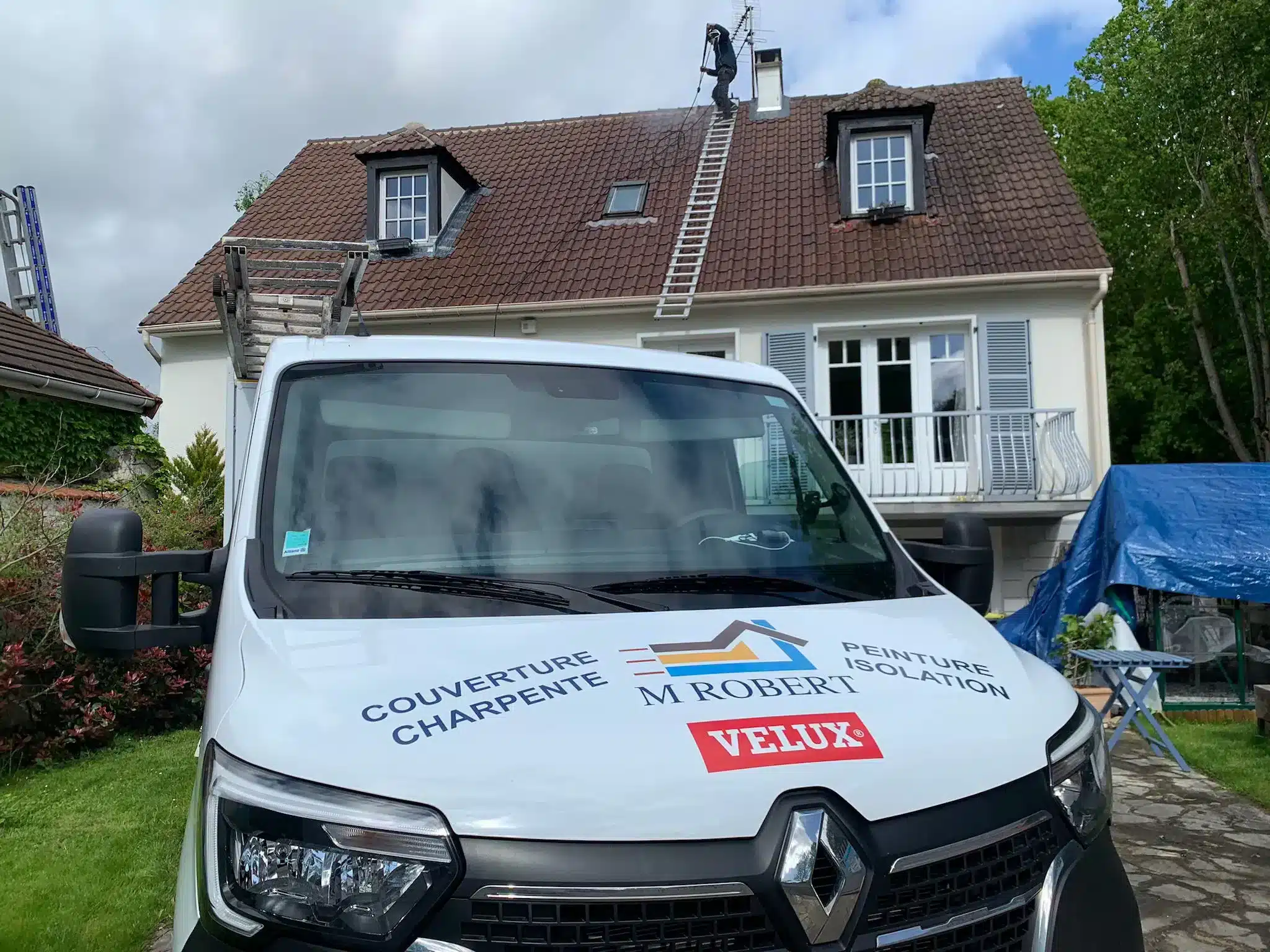 Camion d'intervention de M. Robert, couvreur dans l'Essonne à Bruyères-le-Châtel