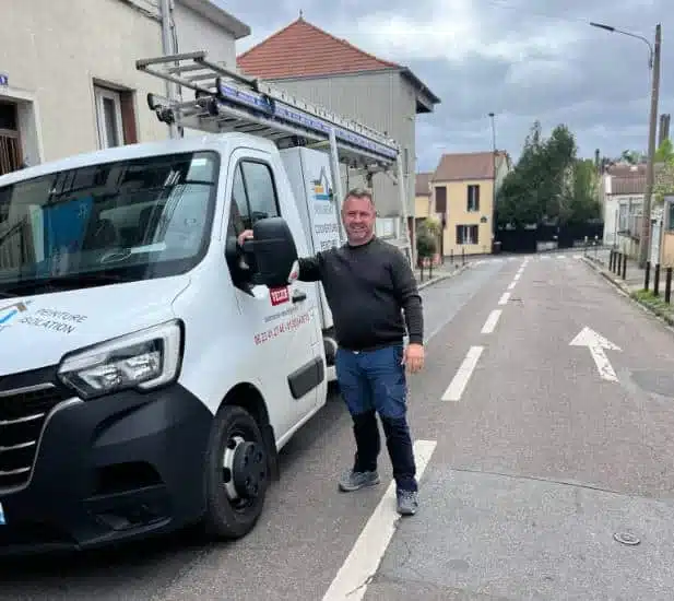 M. Jean-Jacques Robert, couvreur dans l'Essonne, à côté de son camion d'intervention