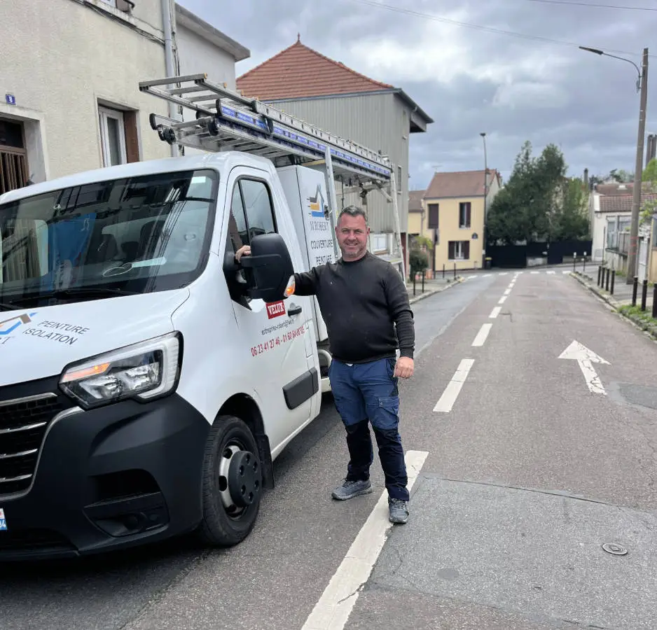 M. Jean-Jacques Robert, couvreur dans l'Essonne, à côté de son camion d'intervention