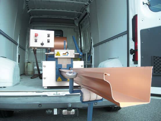 Profileuse industrielle pour gouttière aluminium sur mesure — camion-atelier M. Robert, intervention à Bruyères-le-Châtel et dans l'Essonne