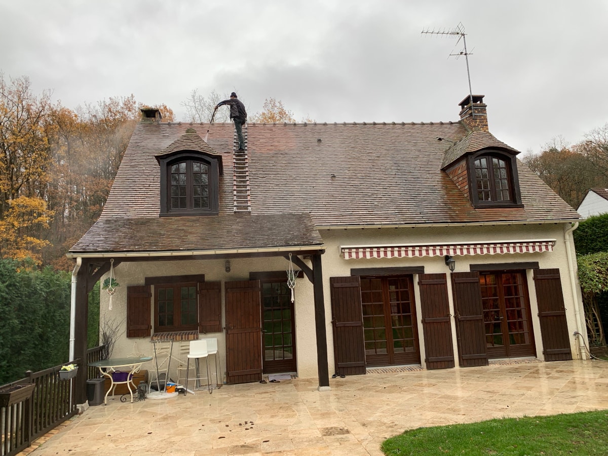 Démoussage de toiture par jet basse pression par M. Robert