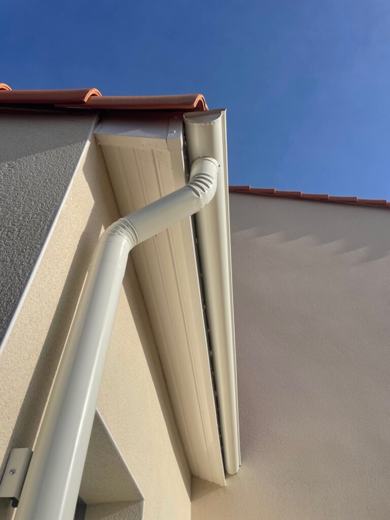 Gouttière aluminium sur mesure profilée sur chantier