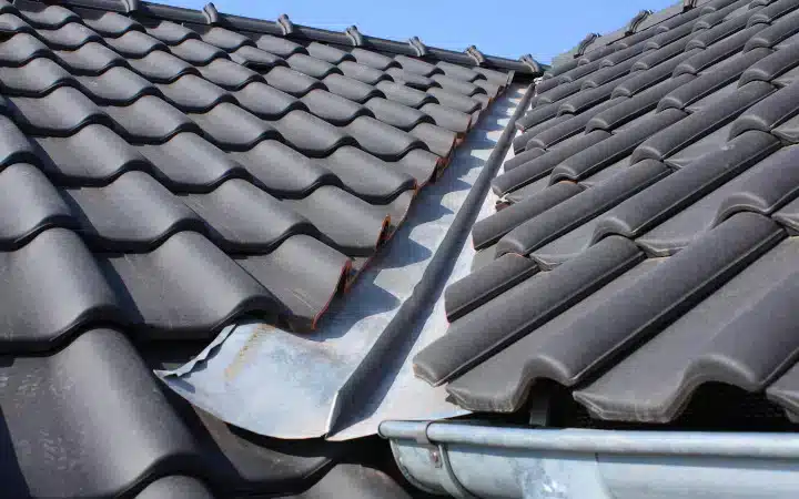 Noue de toiture en zinc dans l'Essonne