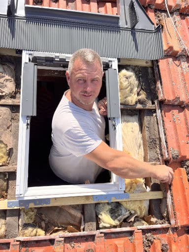 M. Jean-Jacques Robert posant une fenêtre de toit Velux — interventions à Bruyères-le-Châtel et dans toute l'Essonne