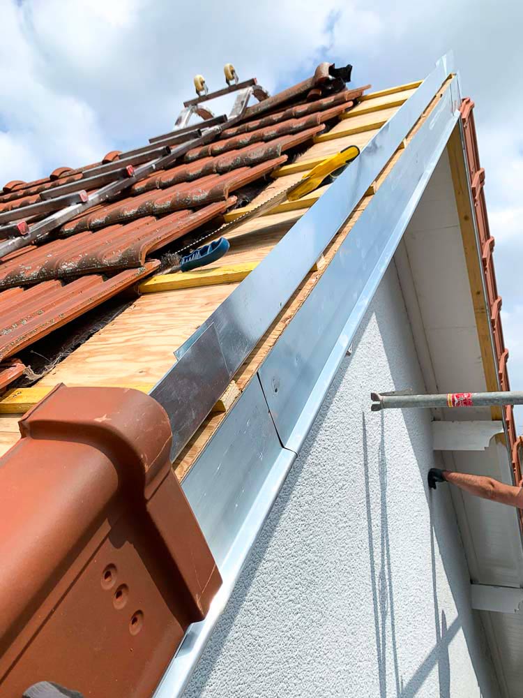 Habillage des rives de toiture en zinc