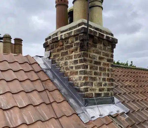 Solins de pied de cheminée réalisés par M. ROBERT, couvreur-zingueur dans l'Essonne