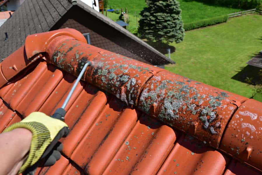 Application d'un traitement anti-mousse et hydrofuge sur toiture à Bruyères-le-Châtel et dans l'Essonne