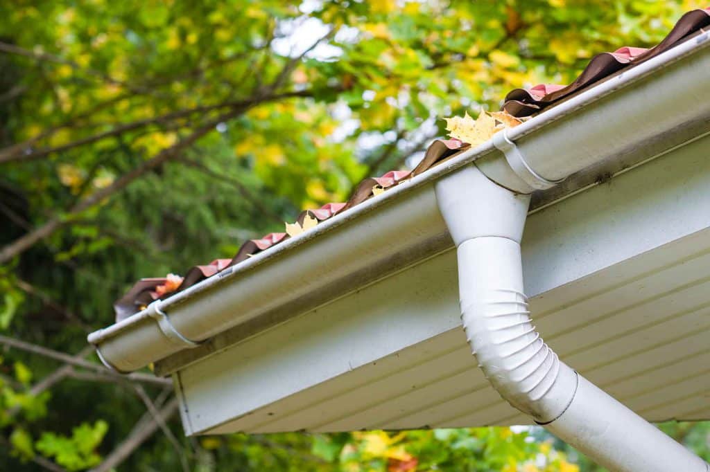 Gros plans sur gouttières pvc blanc