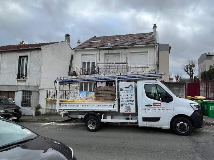 Pose de panneaux isolants sous rampants par le couvreur Robert Jean Jacques sur un chantier de rénovation dans l'Essonne.