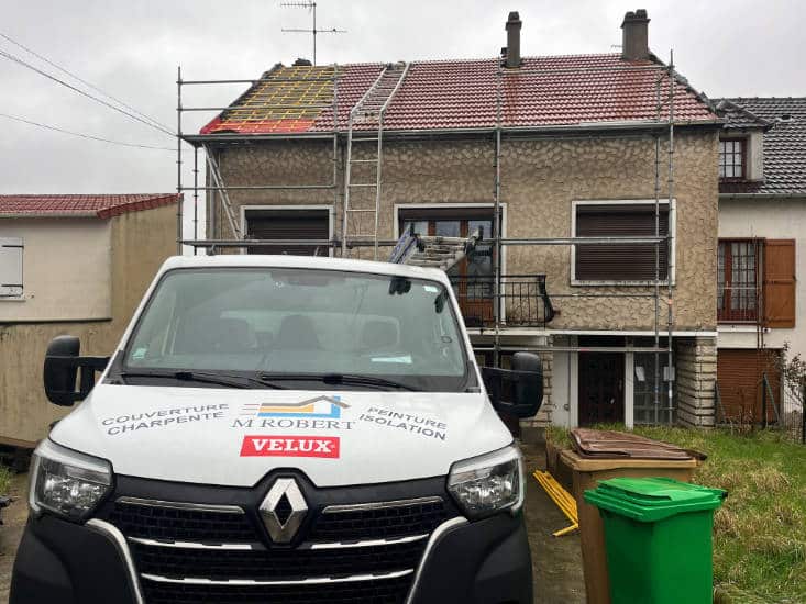 Camion de Monsieur Robert, avec un fond, une toiture en cours de rénovation à La Norville