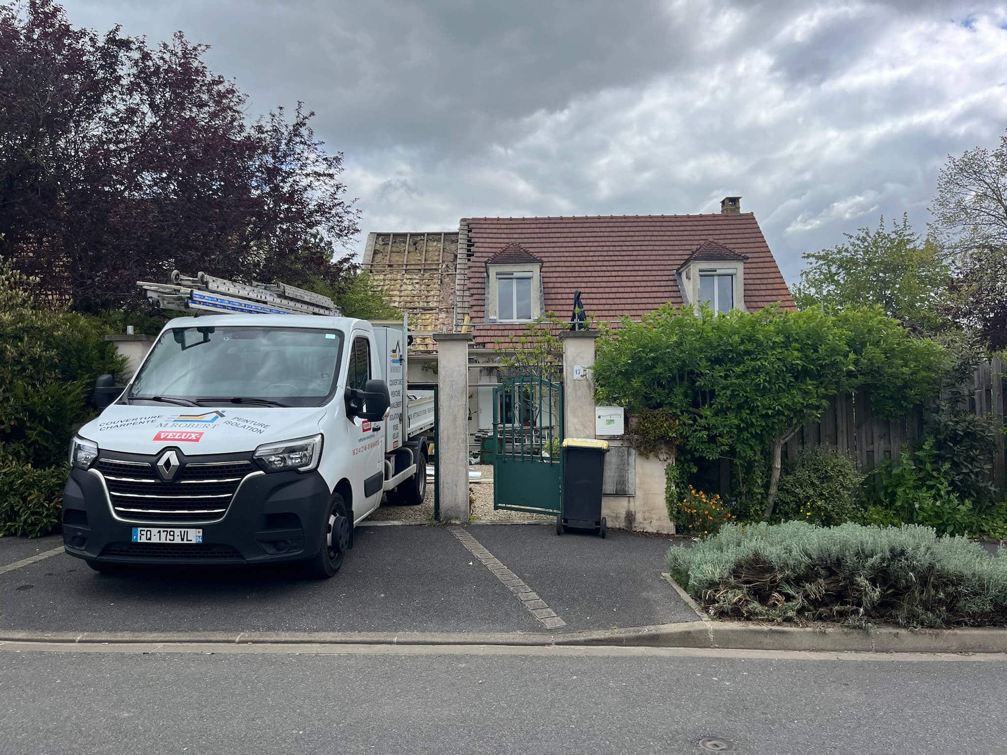 Camion de Monsieur Robert, avec un fond, une toiture en cours de rénovation à Bruyères-le-Châtel