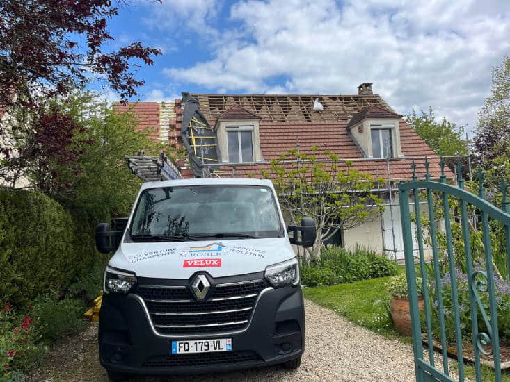 Camion de M. ROBERt devant une maison dont le toity est en cours de remplacement à Saint-Germain-Les-Arpajons.
