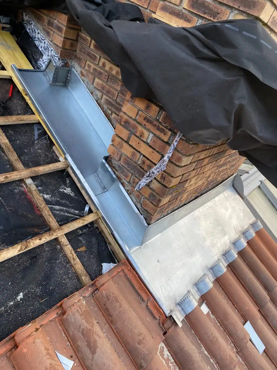 création d un abergement par façonnage du zinc au niveau pied de cheminée