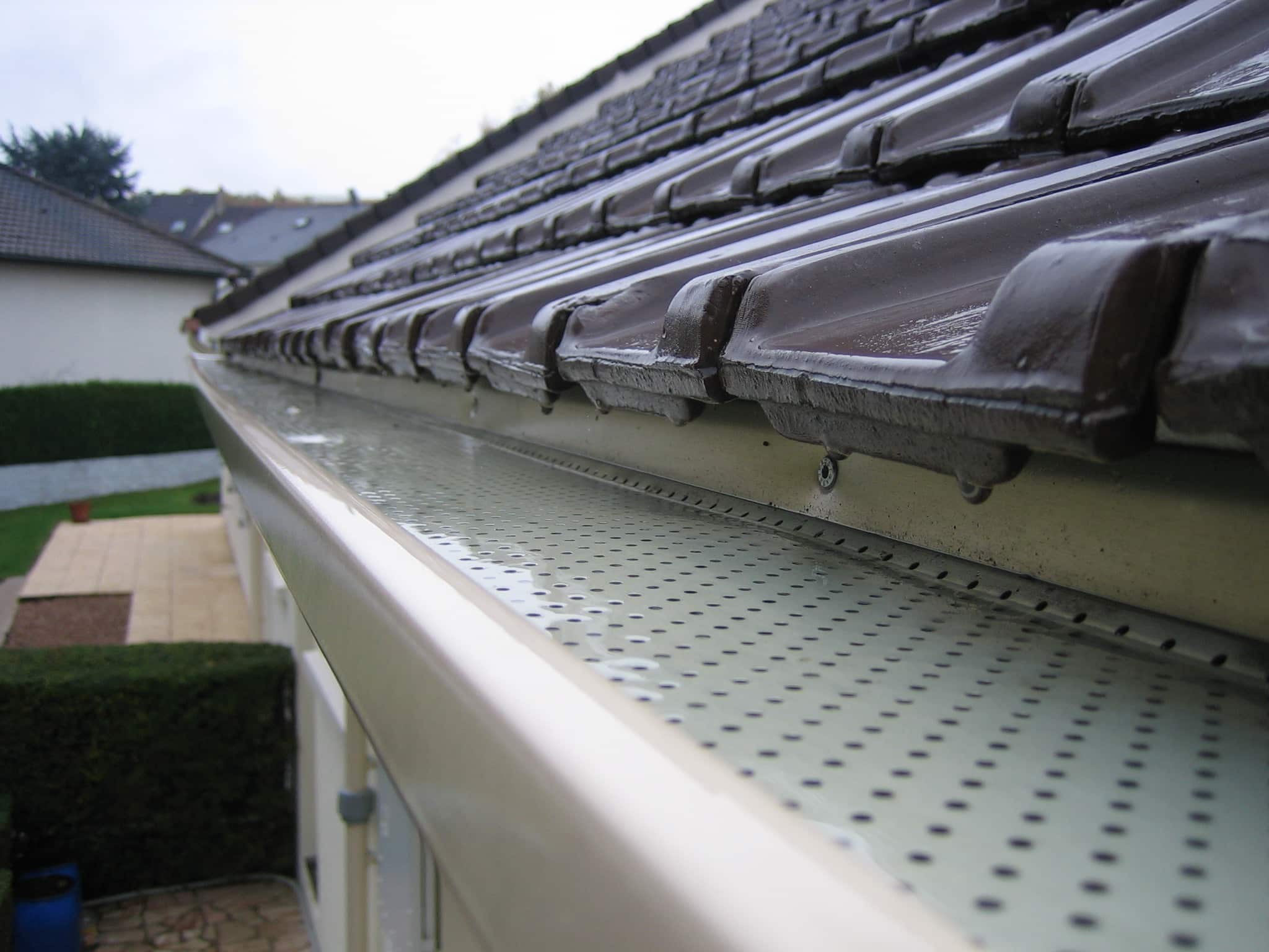 Gros plan sur des gouttières installées par Jean Jacques, Robert, à Avrainville