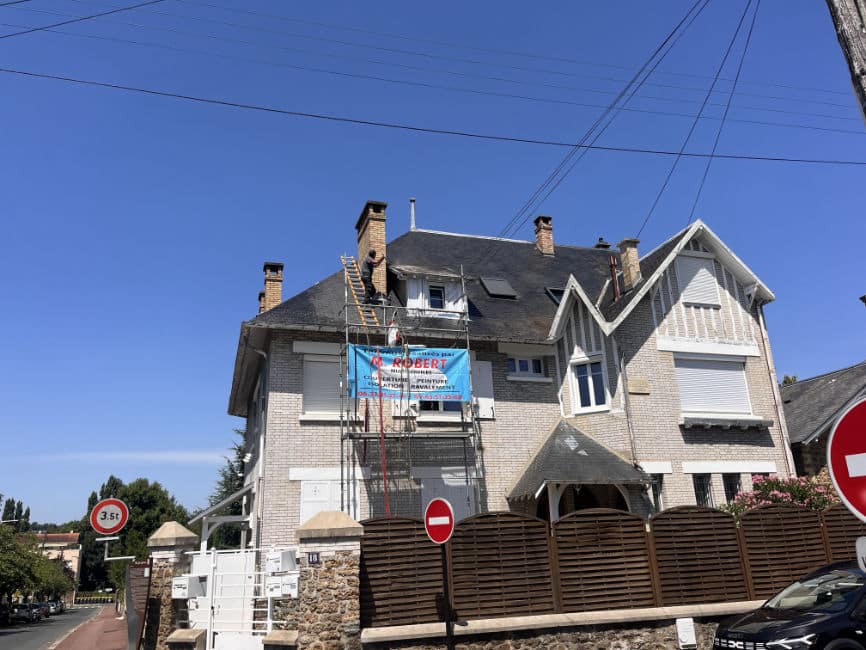 M Robert entrain d'effectuer une réfection de toiture à Arpajon dans l'Essonne