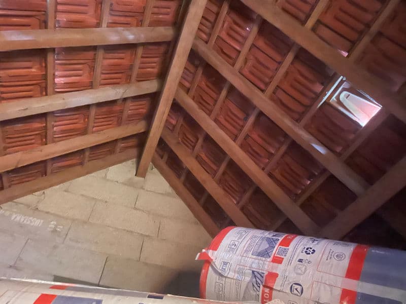 Isolation de toiture dans l'essonne (91) - M Jean Jacques Robert vue sur des rouleaux d'isolant avant pose