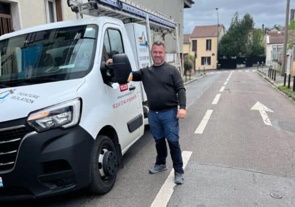 Véhciuel de m. robert devant la rénovation d'une toiture en tuiles