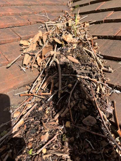 Un nettoyage de toiture à Saint-Germain-Les Arpajons en juin 2025 vue sur le pavillon