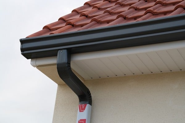 Gros plan sur une gouttière alu rélaisée au mètre dans l'Essonne (91)